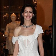 Anne Hathaway Sulap Baju 