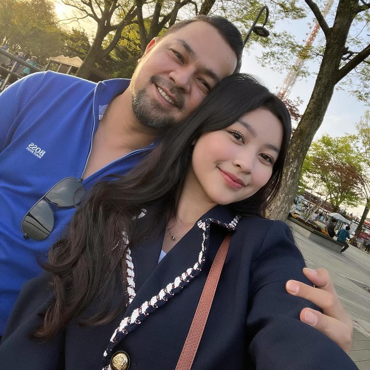 <p>Aquene Aziz anak Sultan Djorghi ini lahir pada 17 April 2008 silam dan sudah menginjak usia 16 tahun. Beranjak dewasa, Aquene mengikuti jejak sang Ayah ke dunia hiburan. Ia kerap memainkan film dan sinetron televisi, Bunda. (Foto: Instagram @aqueneazizdjorghi)</p>
