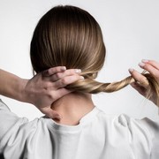 Tak Melulu Beruban, Inilah 3 Ciri-ciri Rambut Kamu Alami Penuaan Dini