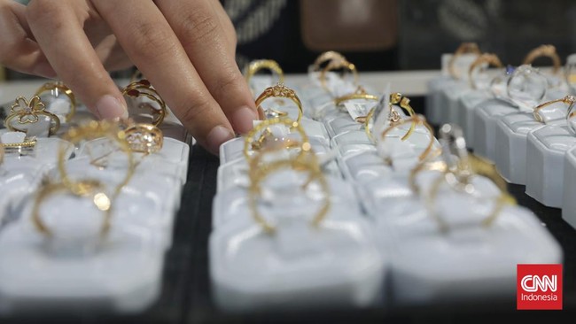 Dikutip dari laman resmi Sahabat Pegadaian, Minggu (27/7), emas Galeri24 turun Rp19.000 menjadi Rp1.895.000 per gram, begitu pula emas UBS yang turun Rp7.000.