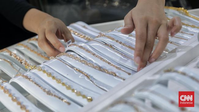 Karyawan melayani jual beli emas perhiasan di galeri 24 Pegadaian, Jakarta, Selasa, 21 Mei 2024. Bila berinvestasi di perhiasan, emas yang digunakan bukanlah emas 24 karat melainkan 18 karat. Emas perhiasan juga harga jualnya akan turun sedikitnya 25