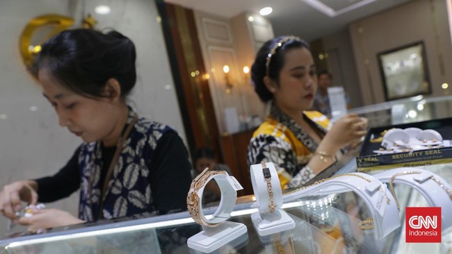 Mengutip laman Pegadaian, emas Galeri24 naik lagi Rp14.000 ke angka Rp1.899.000 dari semula Rp1.885.000 per gram. Kemudian emas UBS yang turut naik Rp11.000.