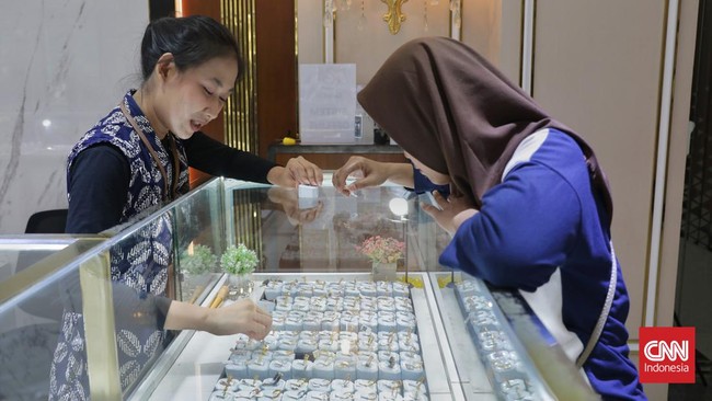 Beli Emas, Konsumen Akhir Bebas Pajak Menteri Keuangan Sri Mulyani memutuskan tetap tidak memungut PPh pasal 22 untuk transaksi emas yang dilakukan konsumen akhir, bank bulion, dan Bank Indonesia.