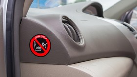 Alasan Anak Kecil Tak Boleh Duduk di Jok Depan Mobil