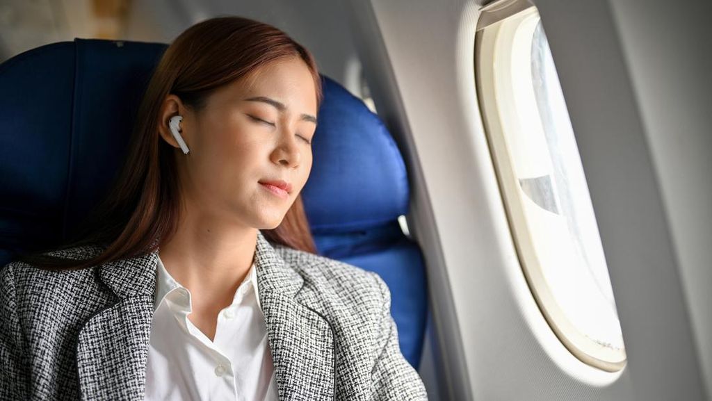 Tren Tidur Angkat Kaki di Kursi Pesawat, Ada Bahaya yang Mengintai