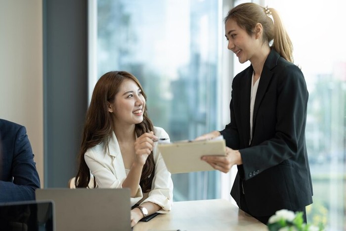 Tips Memulai Percakapan dengan Rekan Kerja di Kantor Baru