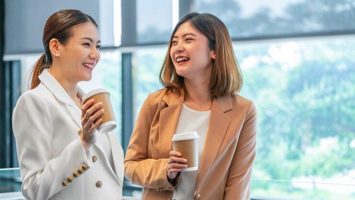 img-title 4 Tips Memulai Percakapan dengan Rekan Kerja di Kantor Baru, Bye Canggung!