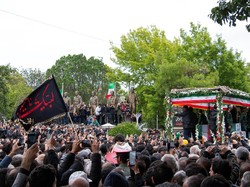 Pelayat Penuhi Jalanan Iran Saat Prosesi Pemakaman Ebrahim Raisi