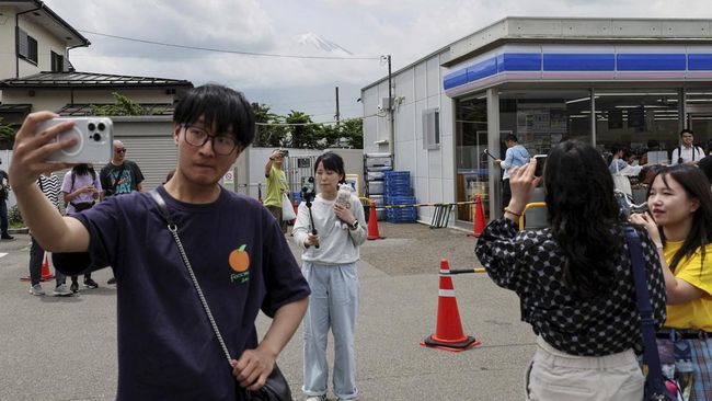 Ilustrasi sejumlah turis di spot foto populer di Jepang.