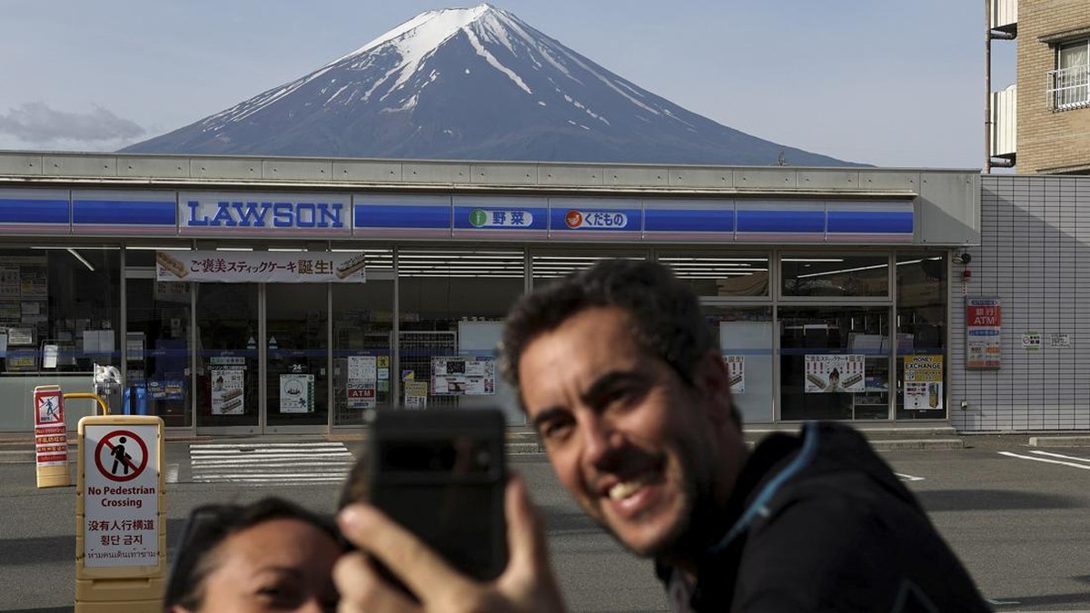 FOTO: Jepang Resmi Tutup Spot Foto Gunung Fuji yang Viral