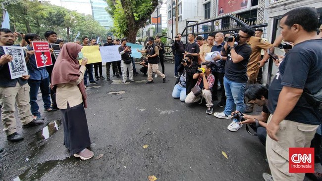 Unjuk Rasa Jurnalis Melawan RUU Penyiaran yang Membungkam Kebebasan Pers di Solo dan Medan