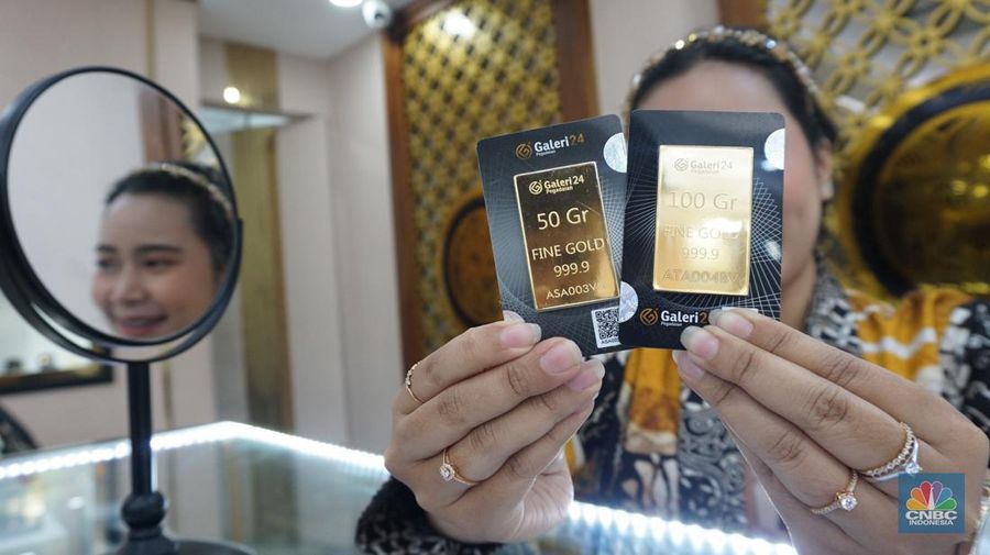 Karyawati menunjukkan emas PT Aneka Tambang Tbk. (Antam) di salah satu gallery penjualan emas di Jakarta, Selasa (21/5). (CNBC Indonesia/Muhammad Sabki)