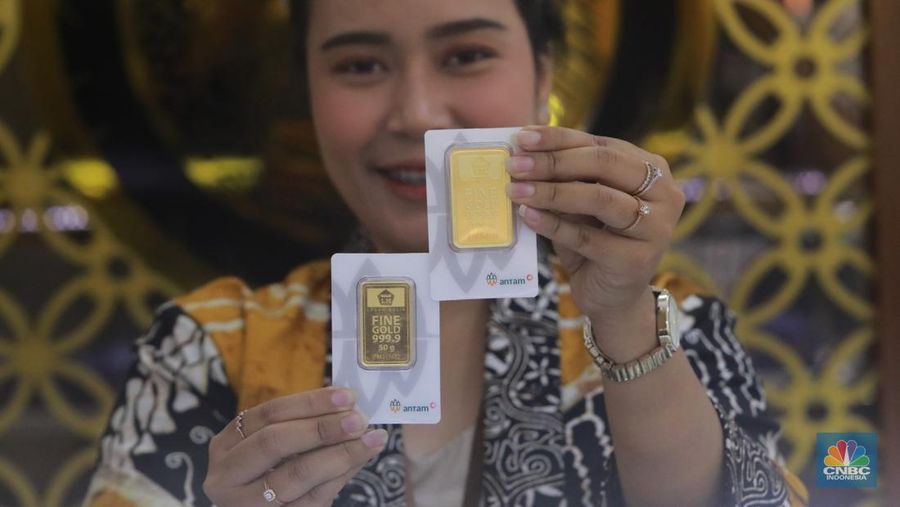 Karyawati menunjukkan emas PT Aneka Tambang Tbk. (Antam) di salah satu gallery penjualan emas di Jakarta, Selasa (21/5). (CNBC Indonesia/Muhammad Sabki)
