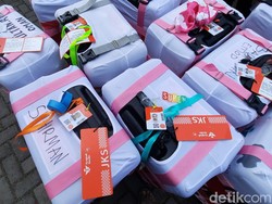 Cara Unik Calhaj Tasik Tandai Koper Pakai Cetakan Kue-Tutup Galon