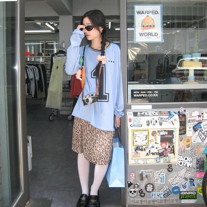 <p>Layaknya orang-orang di umuran 20-an, gaya berpakaian ala Y2K memang kerap ditiru dalam <em>outfit</em> sehari-hari. Di potret ini, Tontawan tampil santai dengan <em>oversized sweatshirt</em> dan rok tutul favoritnya yang begitu <em>stylish</em>. (Foto: Instagram @tontawan)</p>
