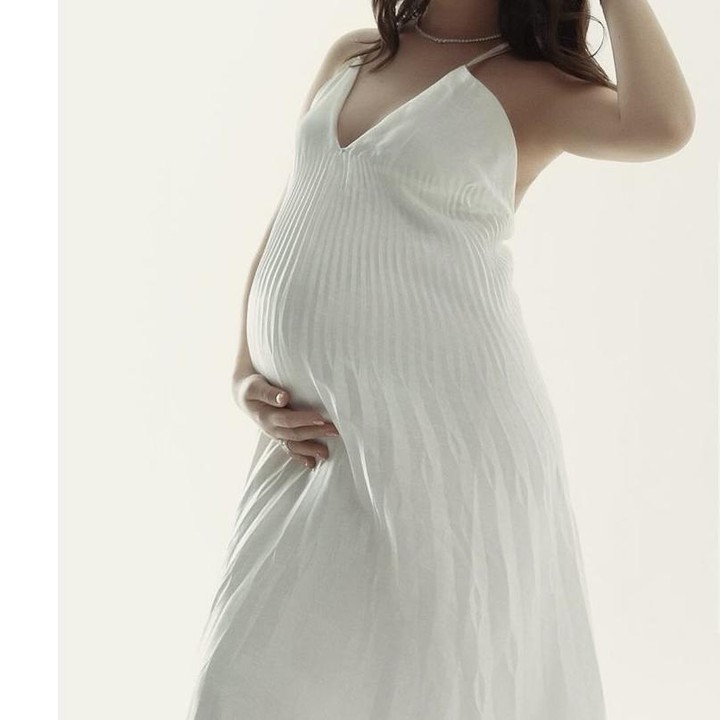 <p>Melalui akun Instagram pribadinya, sang ibu hamil tersebut membagikan beberapa hasil maternity shoot-nya. Pamela tampil dengan pakaian yang cukup simpel namun tampak elegan, yakni gaun berwarna putih dengan sedikit lipitan. Pamela pun mengenakan riasan wajah yang juga simpel tapi tetap memancarkan kecantikannya. (Foto: Instagram @pammybowie).</p>