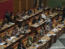 Mendikbud Nadiem Hadiri Rapat Kerja Komisi X DPR RI Bahas UKT Mahal