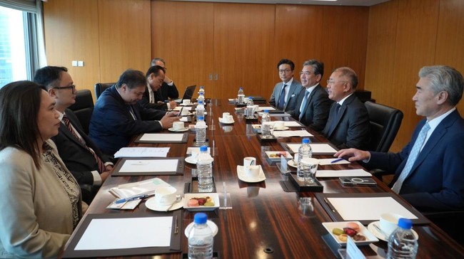 Menko Perekonomian Airlangga Hartarto menemui CEO Hyundai Motor Group Euisun Chung di Korea Selatan.
