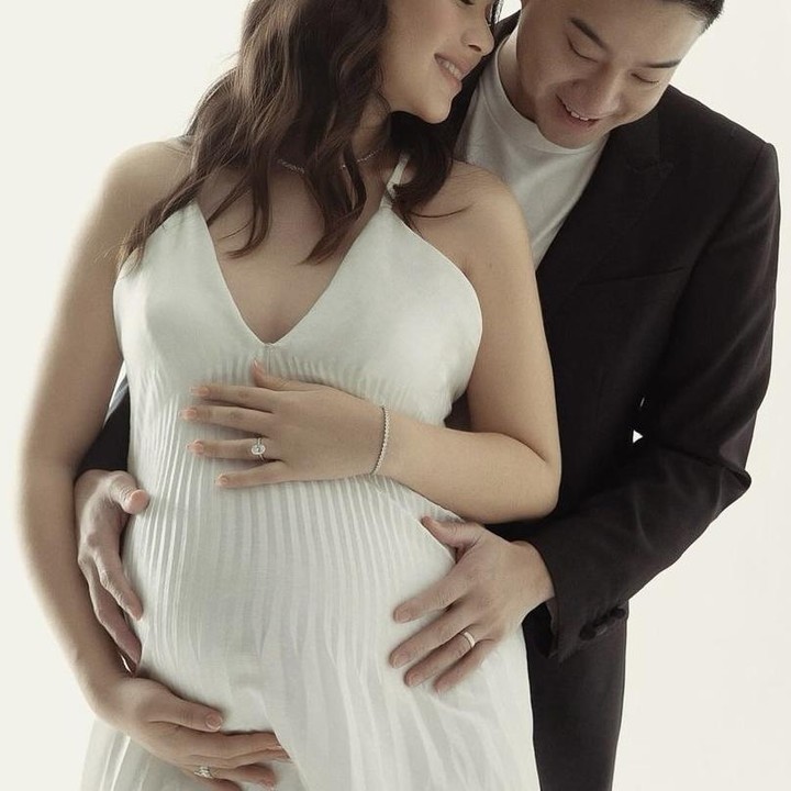 <p>Menyesuaikan dengan pakaian sang istri, Armand pun menggunakan baju yang senada. Ia terlihat memakai setelan jas berwarna hitam dan kaus putih di dalamnya sehingga terkesan semi formal, serasi dengan sang istri. Pasangan yang satu ini pun tampak tersenyum bahagia saat dipotret. (Foto: Instagram @pammybowie).</p>