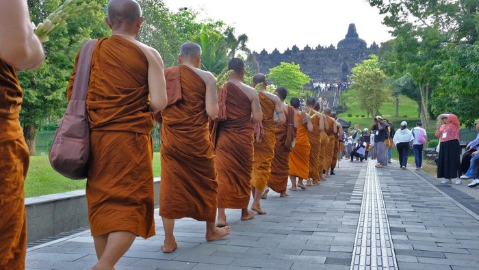 Sejumlah Bhikkhu Thudong berjalan menuju Candi Borobudur, Magelang, Jawa Tengah, Senin (20/5/2024). Sebanyak 40  Bhikkhu Thudong menyelesaikan perjalanan dari Semarang dan telah tiba di Candi Borobudur untuk mengikuti perayaan Tri Suci Waisak 2568 BE/2024. ANTARA FOTO/Anis Efizudin/nz