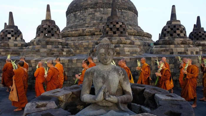 Sejumlah Bhikkhu Thudong berjalan menuju Candi Borobudur, Magelang, Jawa Tengah, Senin (20/5/2024). Sebanyak 40  Bhikkhu Thudong menyelesaikan perjalanan dari Semarang dan telah tiba di Candi Borobudur untuk mengikuti perayaan Tri Suci Waisak 2568 BE/2024. ANTARA FOTO/Anis Efizudin/nz