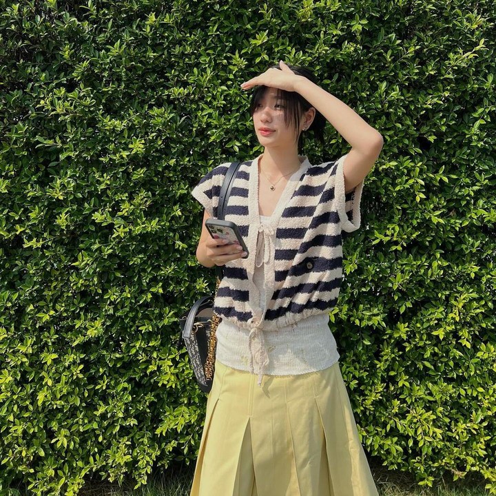 <p>Nah, kalau di potret satu ini, konsep berpakaian ala Tontawan ini sangat cocok bila dikenakan di musim panas, lho. <em>Knitted sweater</em> bergaris-garis dengan rok jeans adalah paduan berpakai yang cukup unik namun tetap <em>stylish</em>. (Foto: Instagram @tontawan)</p>