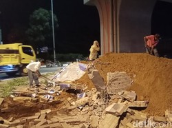 Diduga Tak Kuat Menanjak, Truk Bawa Tanah Hantam Pos Polisi di Palembang