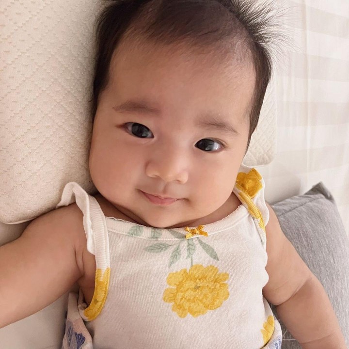 <p>"Senyumannya <em>cute</em> banget Brielle," kata seorang netizen dengan emotikon hati. "<em>Sweet</em> banget bayi satu ini senyumnya," tutur netizen lainnya. (Foto: Instagram: @pattdevdex)</p>