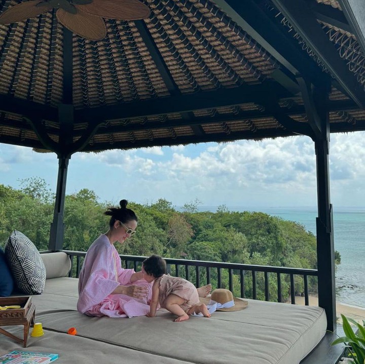 <p>Saat merayakan Hari Ibu, Julie Estelle pun turut mengungkapkan rasa bahagianya setelah menjadi seorang Bunda. Ia pun menyebut dirinya merasa sangat diberkati. (Foto: Instagram: @julstelle)</p>