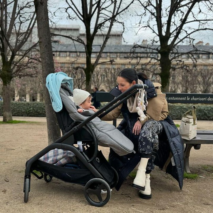 <p>"Kamu menjadikan saya seorang Mama dan saya sangat diberkati. Selamat hari Ibu untuk semua Mama. Kamu luar biasa," tutur Julie seraya mengunggah potret bersama Brielle. (Foto: Instagram: @julstelle)</p>