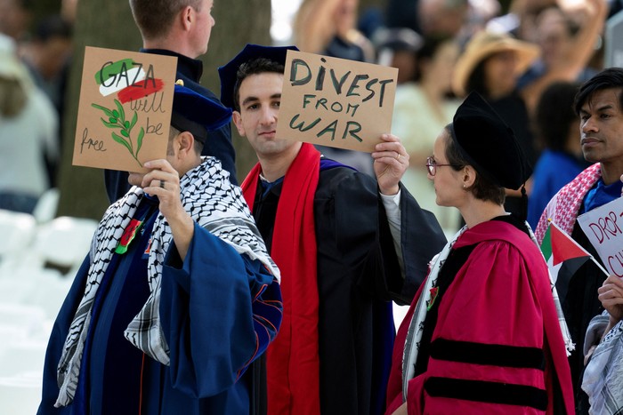 Graduates protest the conflict between Israel and the Palestinian Islamist group Hamas, during the commencement at Yale University, New Haven, Connecticut, U.S., May 20, 2024. REUTERS/Michelle McLoughlin     TPX IMAGES OF THE DAY