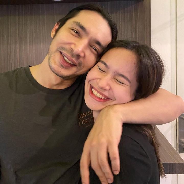 <p>Satine Zaneta anak Abimana Aryasatya sukses membesarkan namanya di dunia hiburan. Seperti sang Ayah, namanya bersinar sebagai aktris. Satine baru saja debut akting di film <em>Virgo and the Sparklings</em> dan langsung meraih penghargaan Aktris Pendukung Terbaik – Kategori Laga di Festival Film Wartawan Indonesia. Dara berusia 21 tahun ini juga dikenal sebagai seorang penyanyi, lho. (Foto: Instagram @abimana_arya)</p>