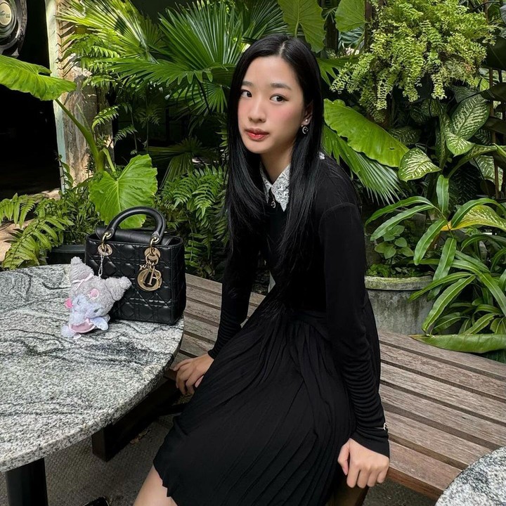 <p>Selain <em>outfit</em> sehari-hari, Tontawan juga tak ketinggalan untuk tampil memikat di acara yang formal, lho. Dalam kesempatan makan malam bersama brand ternama, aktris kelahiran 2000 ini memilih <em>dress</em> hitam yang terlihat <em>classy</em>. (Foto: Instagram @tontawan)</p>