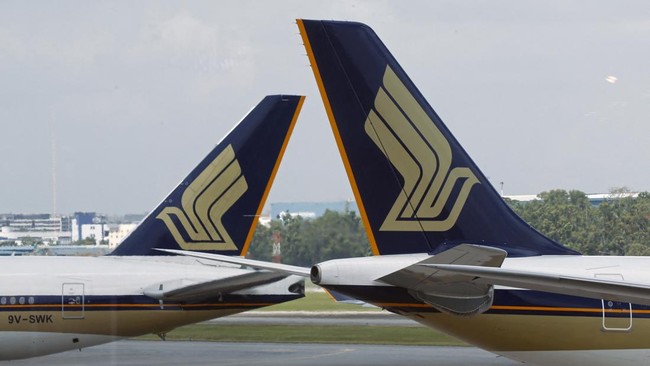 FILE PHOTO: Singapore Airlines (SIA) planes sit on the tarmac in Singapore's Changi Airport March 3, 2016. REUTERS/Edgar Su/File Photo