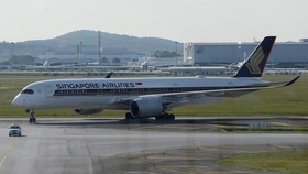 Pesawat Singapore Airlines Mendarat Darurat, Kaca Depannya Retak