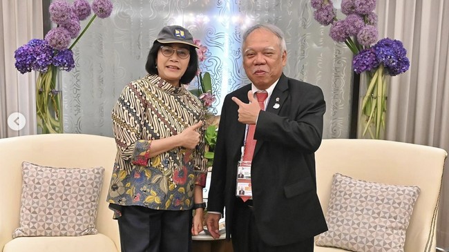 Menkeu Sri Mulyani berjumpa dengan Menteri PUPR Basuki Hadimuljono sebelum mengisi panel obrolan di World Water Forum (WWF) ke-10, Bali, Selasa (21/5).