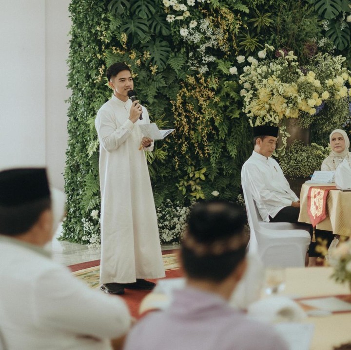 <p>Acara tasyakuran itu dihelat di Istana Kepresidenan RI, Bogor, Jawa Barat. Suasana tasyakuran berlangsung penuh khidmat ketika Kaesang berdiri untuk menyambut para tamu dan meminta doa. (Foto: Instagram @erinagudono @kaesangp)</p>