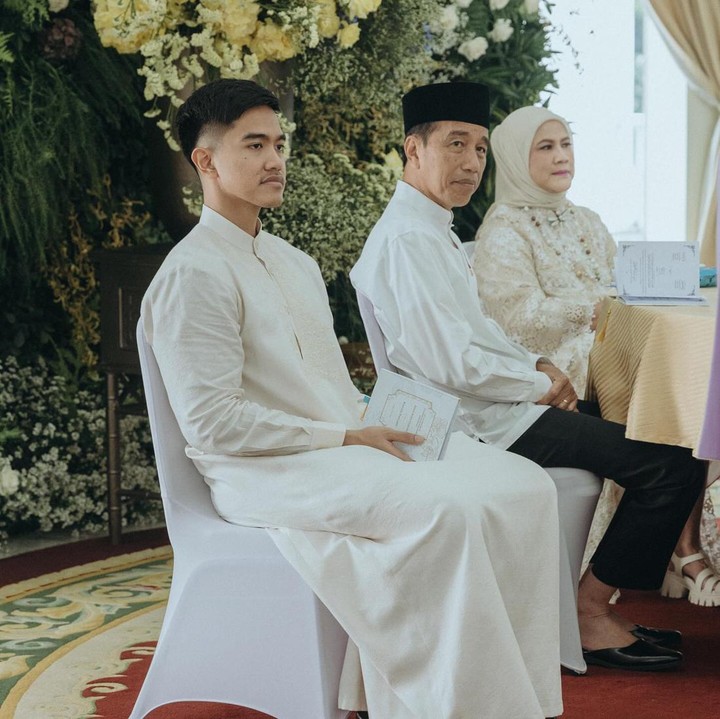 <p>Acara tersebut juga dihadiri oleh orang tua tercinta Kaesang, Joko Widodo dan Iriana Jokowi. Mereka hadir mengenakan busana yang kompak bernuansa putih. (Foto: Instagram @erinagudono @kaesangp)</p>