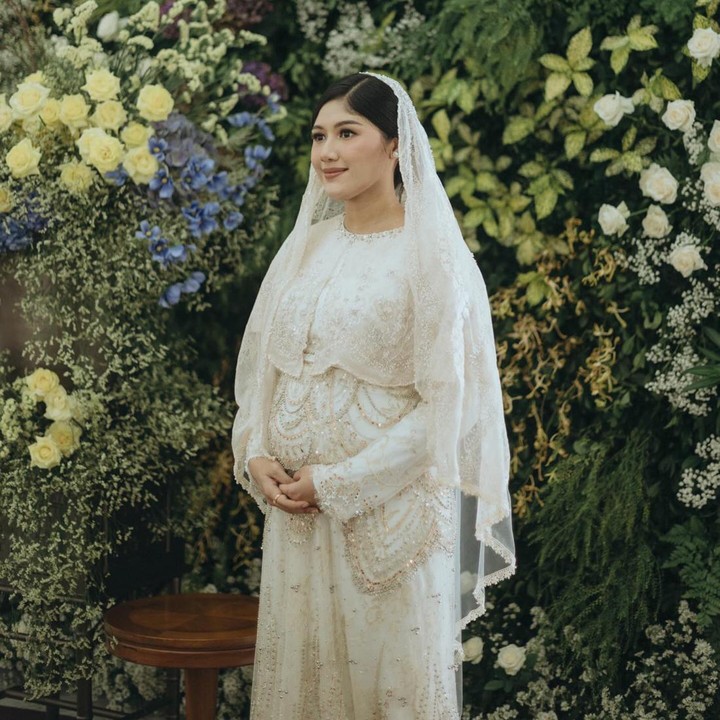 <p>Erina Gudono mengenakan setelan gamis beraksen payet dan <em>embroidery</em> rancangan Wiranti Kurnia. Penampilannya disempurnakan dengan tudung atau <em>veil</em> berwarna senada. (Foto: Instagram @erinagudono @kaesangp)</p>