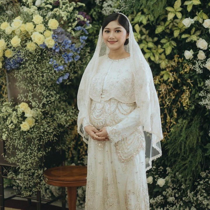 <p>Di acara tasyakuran, Erina Gudono juga menjadi pusat perhatian karena penampilannya yang memesona dalam balutan busana muslimah. (Foto: Instagram @erinagudono @kaesangp)</p>