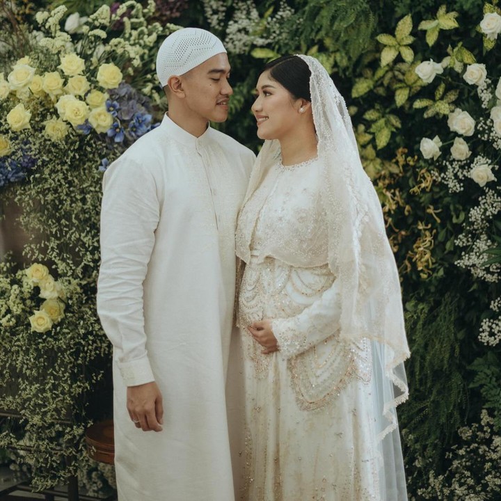 <p>Kaesang Pangarep dan Erina Gudono baru saja menggelar acara tasyakuran untuk menyambut kehamilan anak pertama mereka, Bunda. "Tasyakuran dan Pengajian Kehamilan Erina Kaesang. Alhamdulillah acara tasyakuran pengajian kemarin berjalan dengan lancar," tulis Erina dalam unggahan fotonya. (Foto: Instagram @erinagudono @kaesangp)</p>