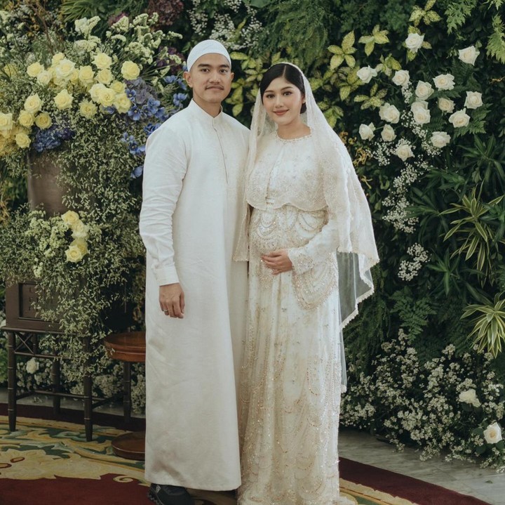 <p>Tasyakuran ini menjadi momen yang sangat membahagiakan untuk Erina dan Kaesang. Dalam unggahannya, Erina turut meminta doa untuk kehamilan pertamanya. "Mohon doanya supaya kehamilan dan anak kami sehat dari sekarang sampai lahiran dan seterusnya Aamiin ya Rabbal Alaamiin," kata Erina. (Foto: Instagram @erinagudono @kaesangp)</p>