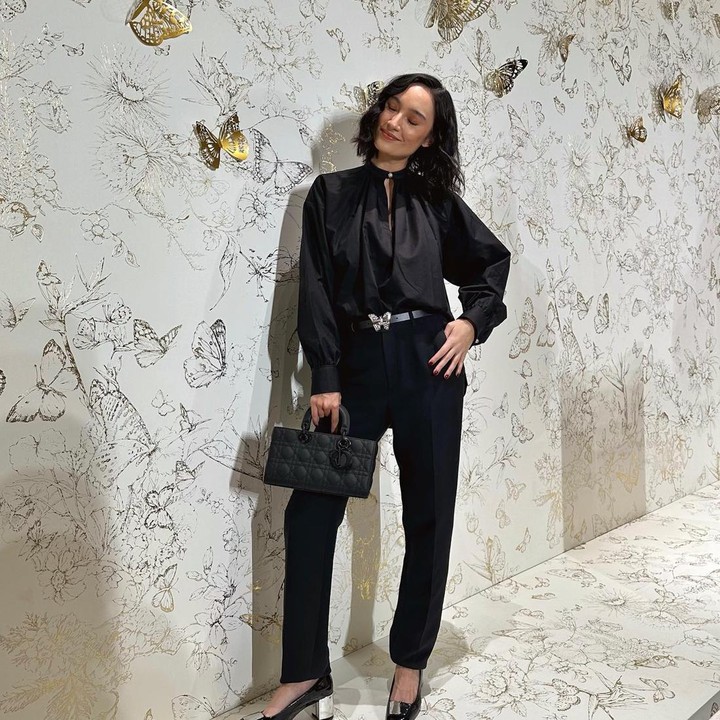 <p>Busana serba hitam ala Tatjana Saphira juga bisa Bunda tiru untuk tampilan<em> office-look</em> nih. Busana kerja yang terdiri dari <em>blouse</em> dan celana bahan serba hitam sangat cocok dipadukan bersama <em>clutch</em> serta<em> block heels.</em> (Foto: Instagram @tatjanasaphira)</p>