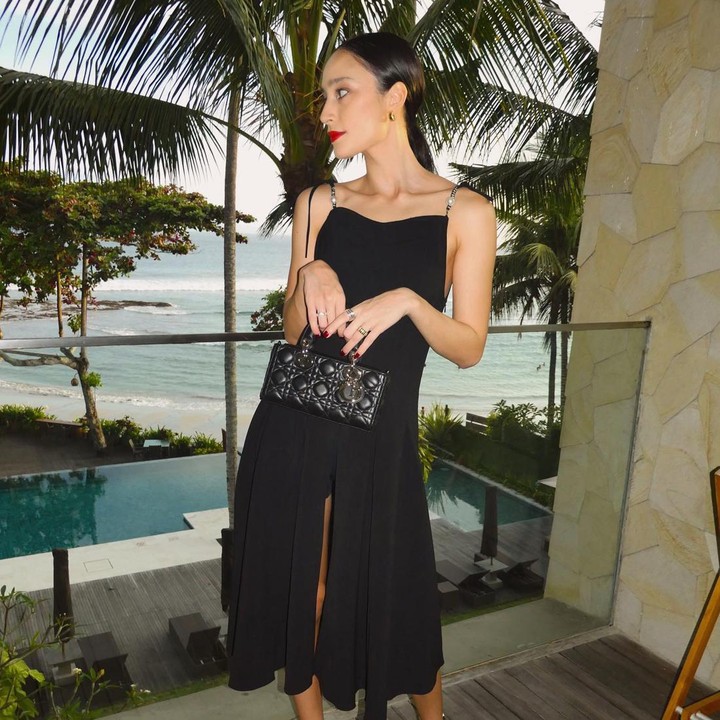 <p>Tampil lebih feminin, Tatjana Saphira memakai<em> strapless little black dress</em> lengkap dengan <em>clutch</em> dan sepatu hitam untuk melengkapi penampilannya. (Foto: Instagram @tatjanasaphira)</p>