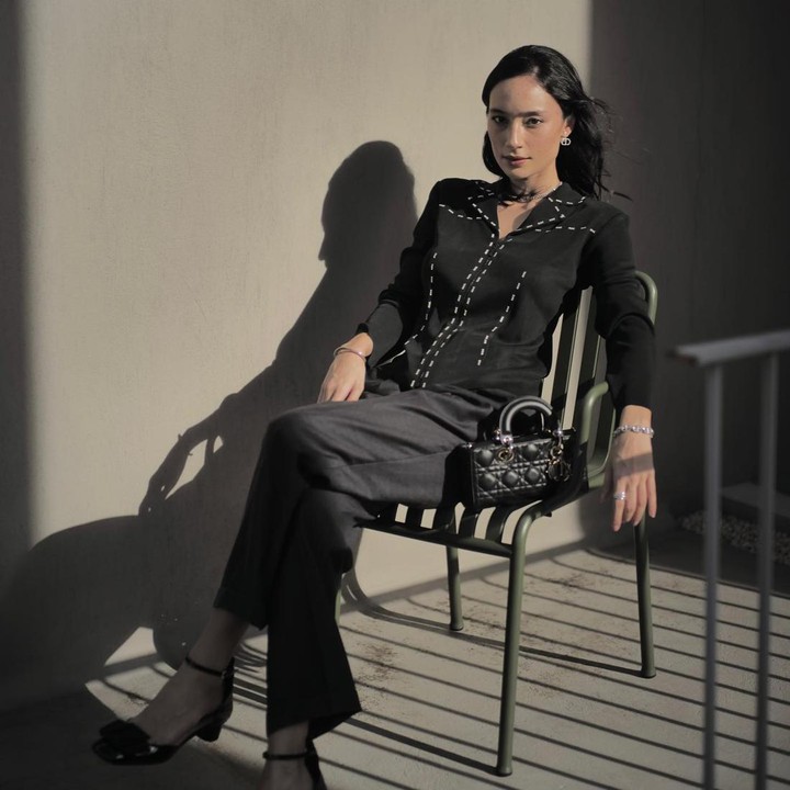 <p>Tatjana Saphira kembali memilih <em>outfit</em> serba hitam. Ia mengenakan <em>blouse</em> dan celana <em>trousers</em> warna hitam yang dipadukan bersama <em>heels</em> senada. Tak lupa, ia melengkapi penampilan dengan tas ikonik Lady Dior. (Foto: Instagram @tatjanasaphira)</p>