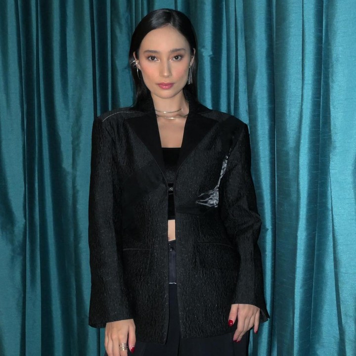 <p>Tatjana Saphira tampil <em>stunning</em> dengan deretan busana serba hitam. Salah satu <em>outfit</em>-nya membuat Tatjana terlihat sangat trendi. Ia tampil mengenakan <em>blazer</em> yang dipadukan bersama <em>crop top</em> dan celana hitam. Pemilihan perhiasan berupa anting, cincin, dan kalung membuat <em>look</em>-nya semakin kece. (Foto: Instagram @tatjanasaphira)</p>
