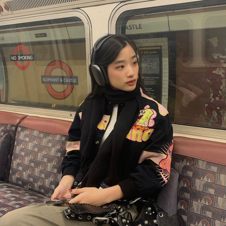 <p>Tontawan memilih kaos putih yang berlapis jaket <em>varsity</em> untuk menambah tampilan simpelnya semakin <em>stylish</em> dan memikat. Tak lupa dengan aksesori tambahan, yakni tas selempang hitam dan <em>headphone</em> berwarna senada. (Foto: Instagram @tontawan)</p>