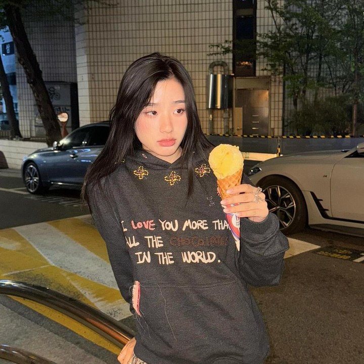 <p>Tu Tontawan adalah aktris sekaligus model asal Thailand yang kerap membagikan foto <em>outfit</em> kasualnya yang penuh gaya. Di potret ini, ia mengenakan jaket <em>hoodie navy</em> yang berpadu dengan rok motif tutul yang begitu unik. (Foto: Instagram @tontawan)</p>
