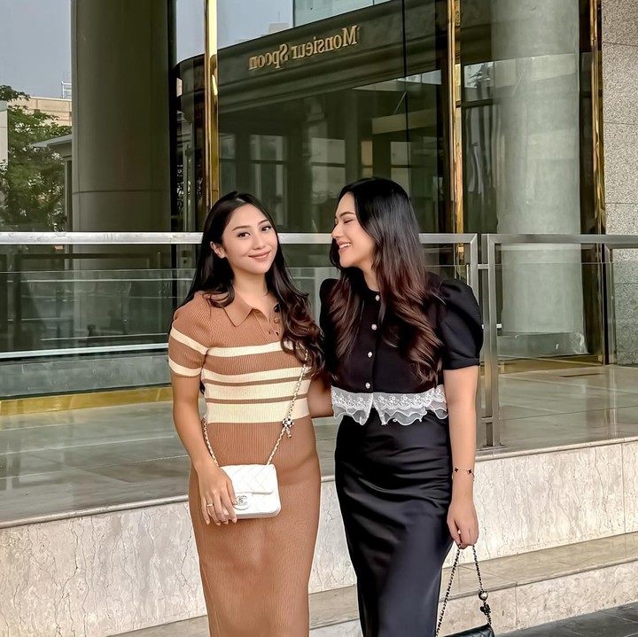 <p>Kehamilan kedua menjadi kebahagiaan tersendiri untuk Nona yang telah membangun rumah tangga bersama Galih Baghaskara sejak 21 November 2021. Saat menjalani kehamilan, ia kerap menghabiskan waktu dengan pergi berjalan-jalan dengan sahabat. Dalam potret yang dibagikan, ia memperlihatkan foto ketika sedang <em>hang out</em> bersama selebgram Nabila Gardena. (Foto: Instagram @nonawilly16)</p>