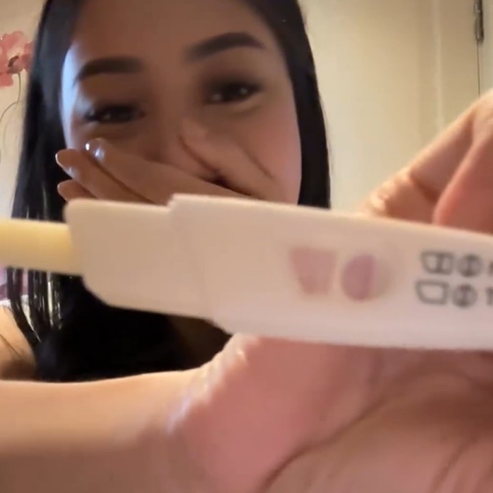 <p>Ketika <em>test pack</em> menunjukkan hasil positif, ia tak bisa menahan senyumnya. Ia pun bergegas pergi ke ruang tamu untuk menemui sang suami. (Foto: Instagram @nonawilly16)</p>